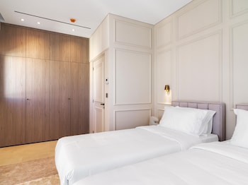 liv mackenzie beach suites