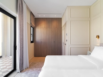 liv mackenzie beach suites