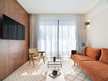 liv mackenzie beach suites