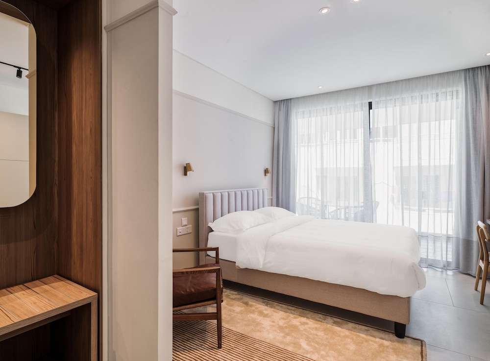 liv mackenzie beach suites