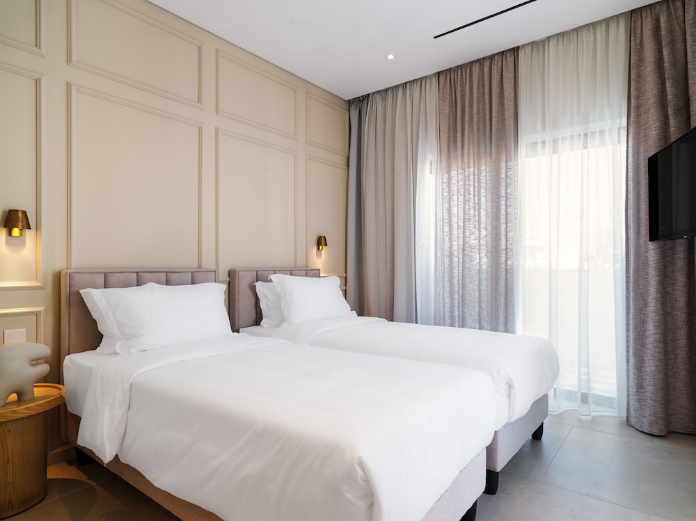 liv mackenzie beach suites