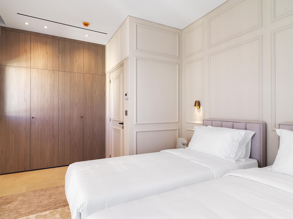 liv mackenzie beach suites