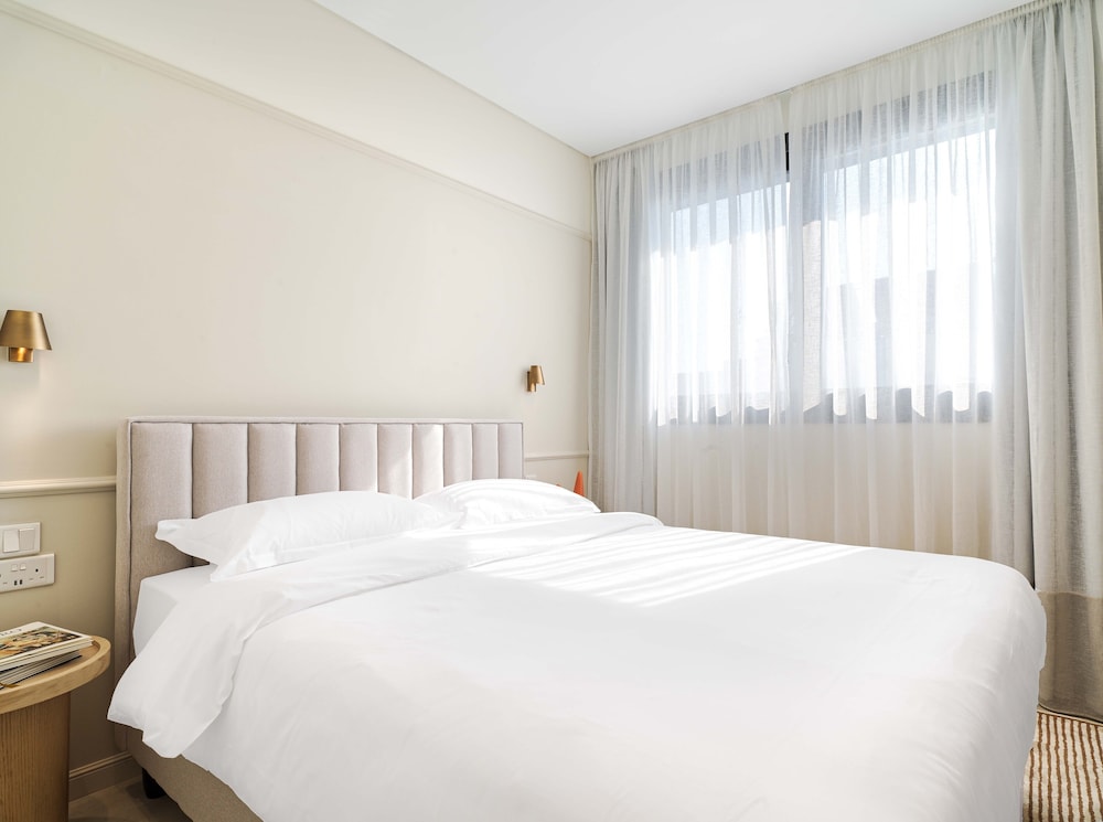 liv mackenzie beach suites