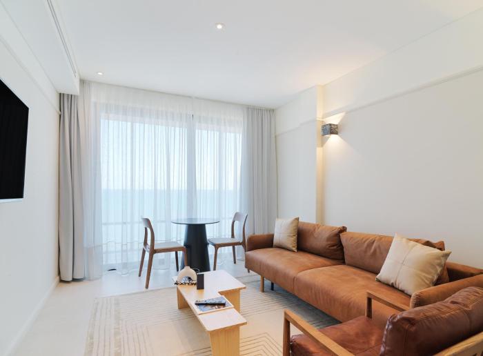 liv mackenzie beach suites