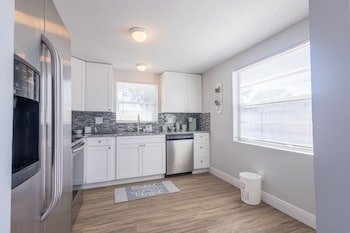 sleeps 6 hot tub fenced yard cozy chic