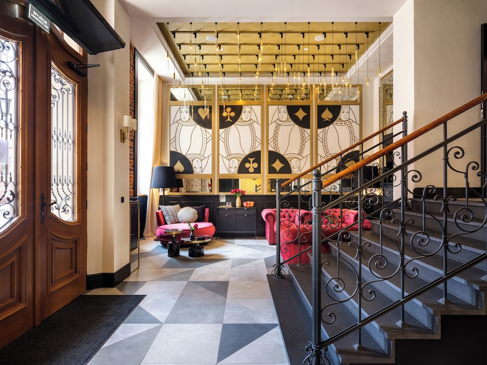 golden queen aparthotel