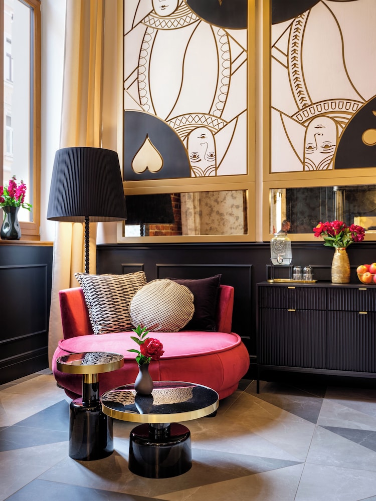 golden queen aparthotel