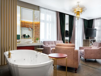 golden queen aparthotel