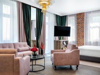 golden queen aparthotel