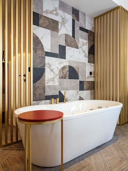 golden queen aparthotel