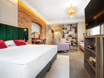 golden queen aparthotel
