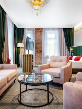 golden queen aparthotel