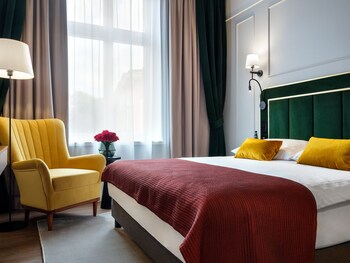 golden queen aparthotel