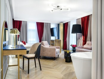 golden queen aparthotel