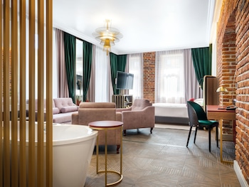 golden queen aparthotel