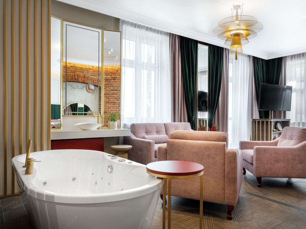 golden queen aparthotel