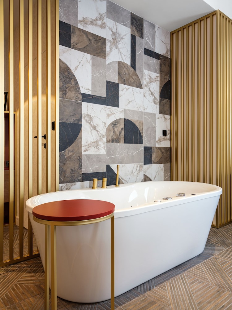 golden queen aparthotel