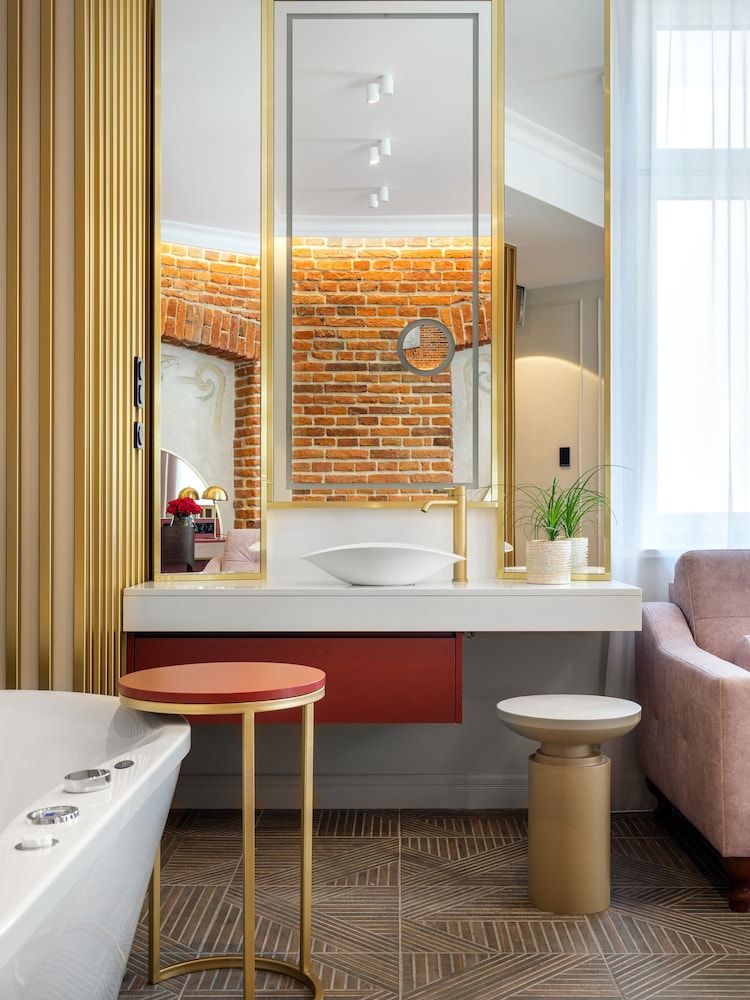 golden queen aparthotel