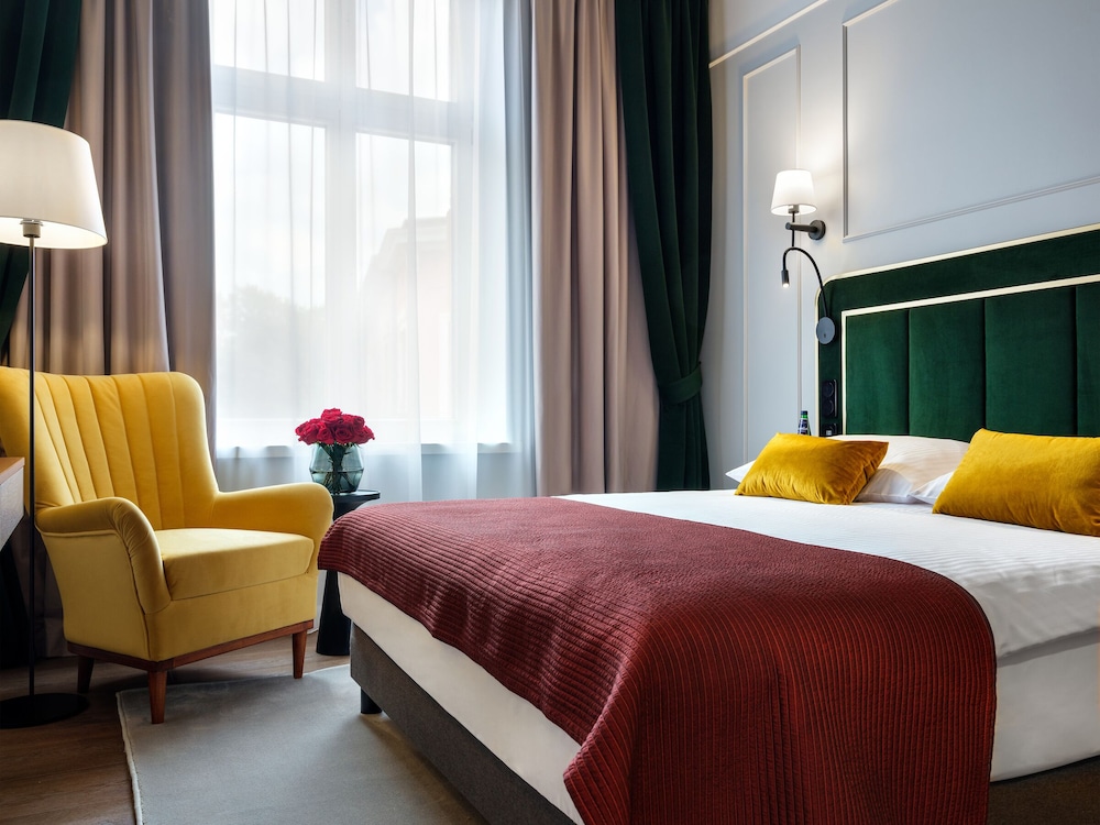 golden queen aparthotel