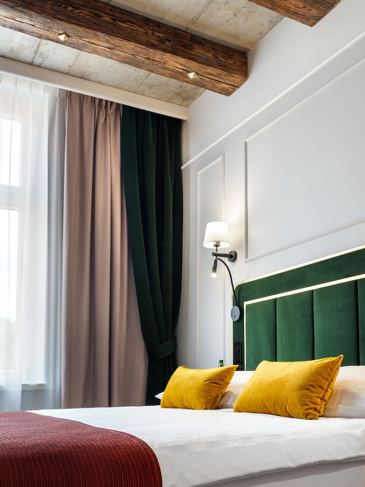 golden queen aparthotel