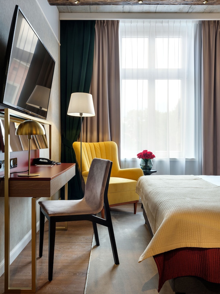 golden queen aparthotel