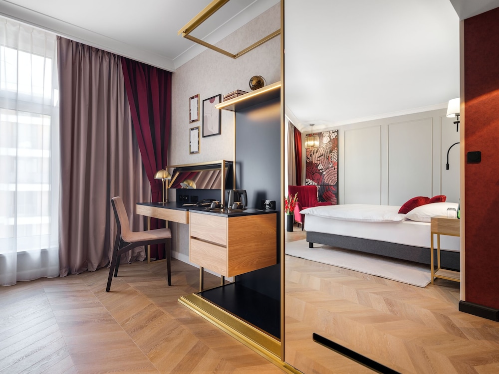 golden queen aparthotel