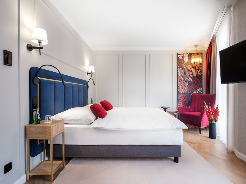 golden queen aparthotel