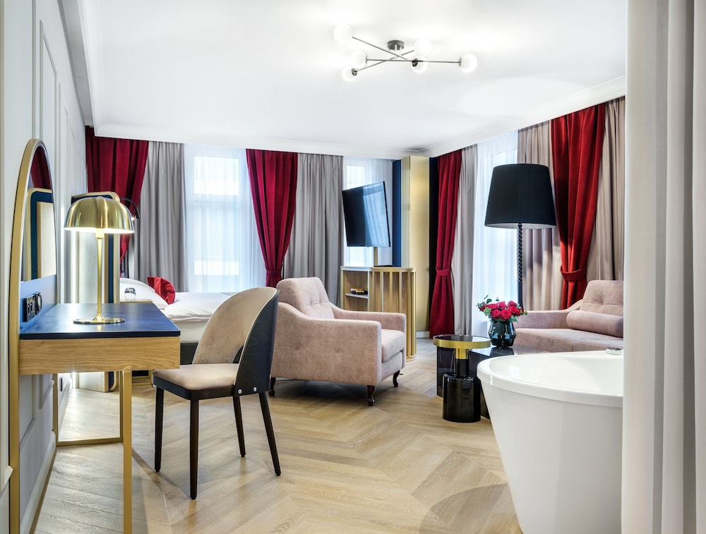 golden queen aparthotel
