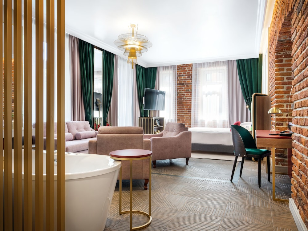 golden queen aparthotel