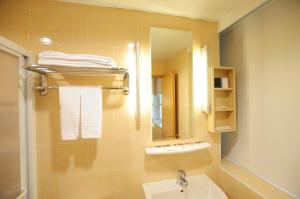 kindness hotel liouhe night market zhongzhen