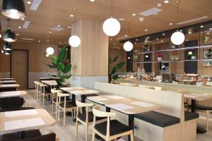 kindness hotel liouhe night market zhongzhen