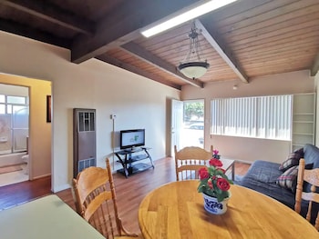 comfy 2br 1bath apartment near hwy580 80