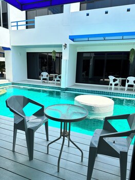 mona lisa pool villa