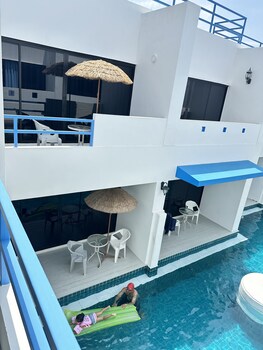 mona lisa pool villa