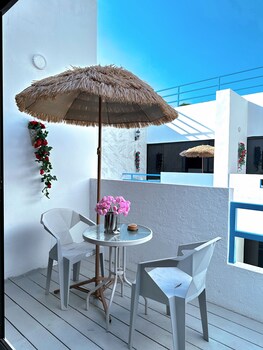 mona lisa pool villa