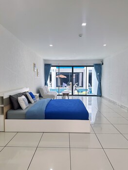 mona lisa pool villa