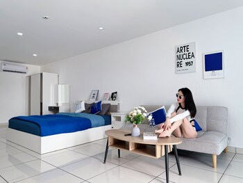 mona lisa pool villa