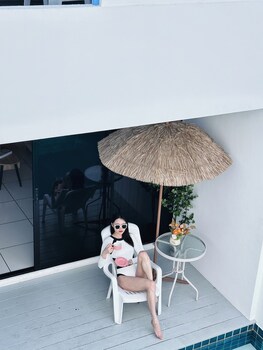 mona lisa pool villa