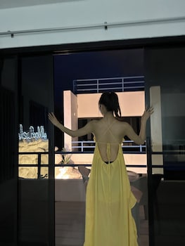 mona lisa pool villa