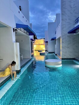 mona lisa pool villa