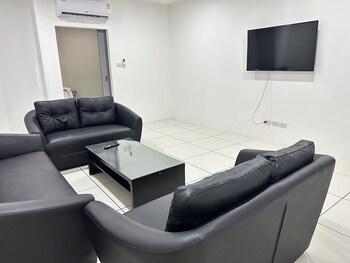 mona lisa pool villa