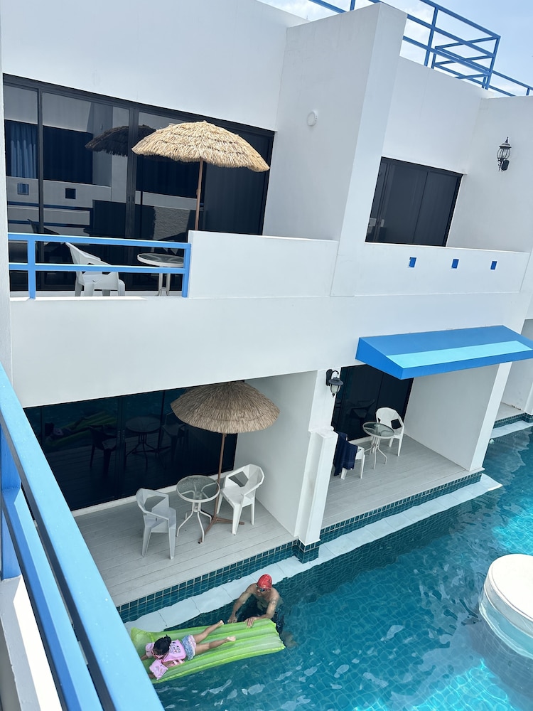 mona lisa pool villa