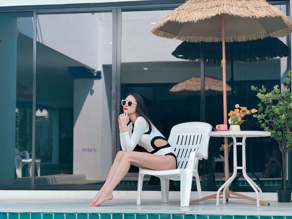 mona lisa pool villa