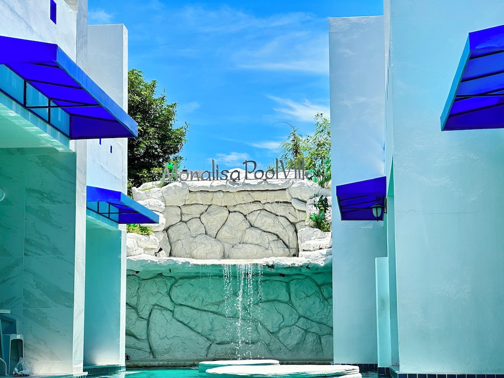 mona lisa pool villa