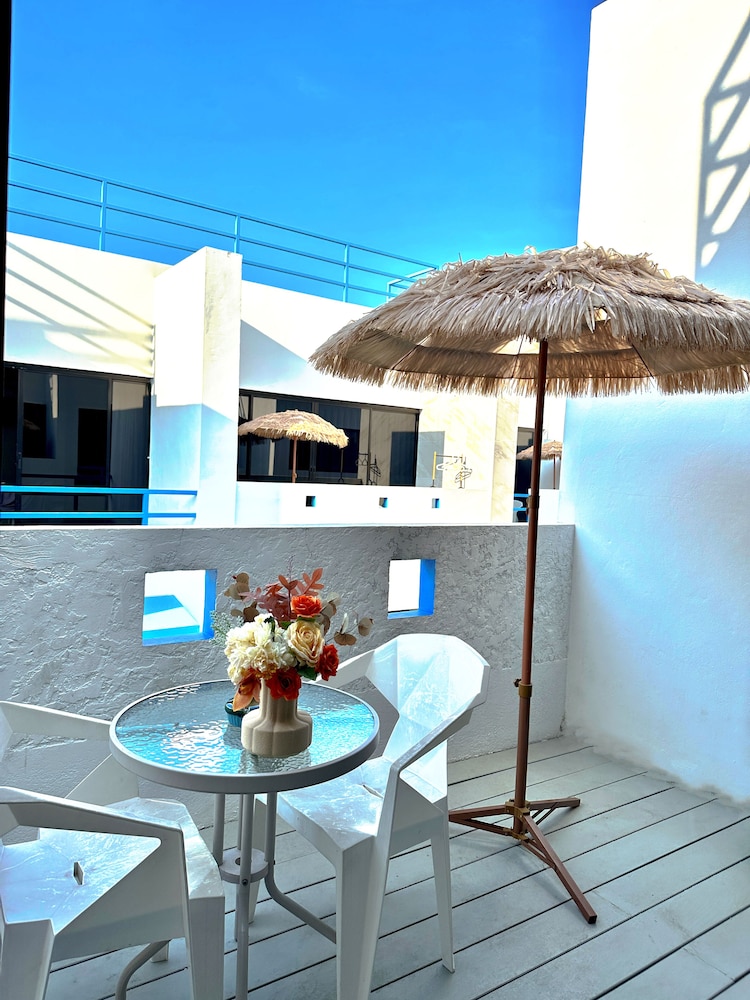 mona lisa pool villa