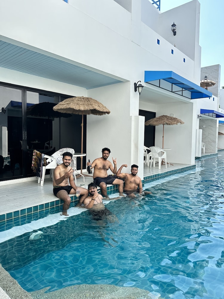 mona lisa pool villa