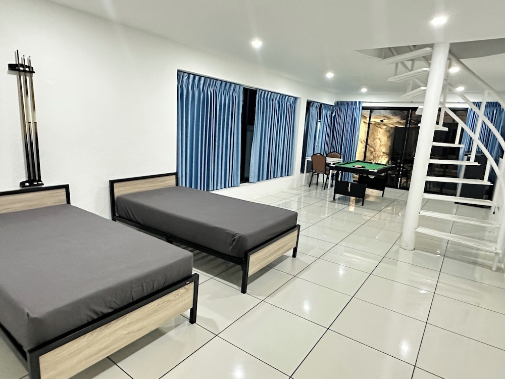 mona lisa pool villa