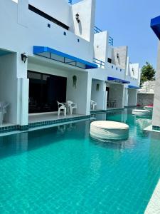 mona lisa pool villa