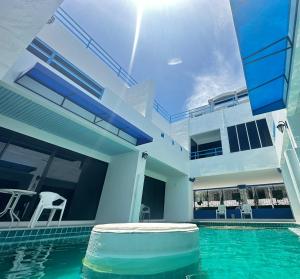 mona lisa pool villa