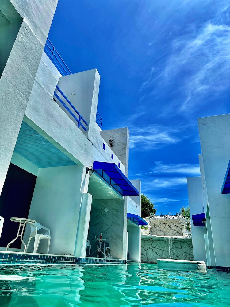 mona lisa pool villa